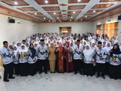 15 Guru SD Plus Darul Ulum Raih Apresiasi Penulis Cergam Terbanyak dari PGRI Jombang